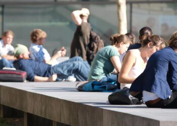 Junge Leute vor einer Universität (Archiv)