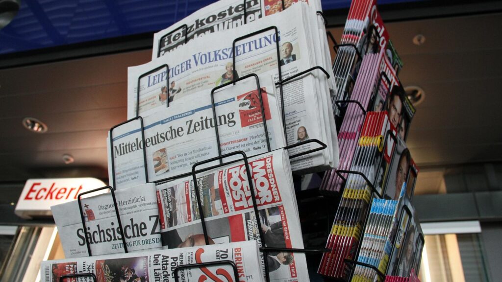 Zeitungen und Zeitschriften an einem Kiosk (Archiv)