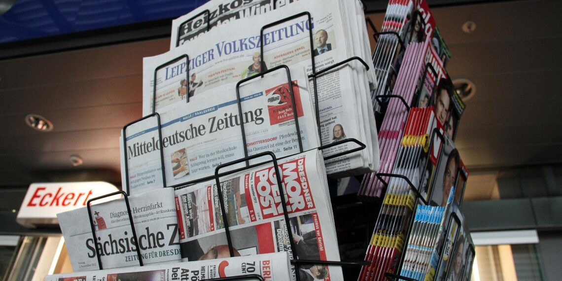 Zeitungen und Zeitschriften an einem Kiosk (Archiv)