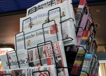 Zeitungen und Zeitschriften an einem Kiosk (Archiv)