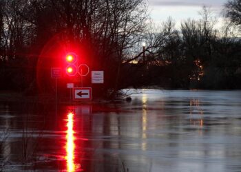 Durchfahrtsverbot an einem Fluss (Archiv)