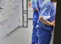 Medizinisches Personal in einem Krankenhaus (Archiv)