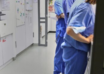 Medizinisches Personal in einem Krankenhaus (Archiv)