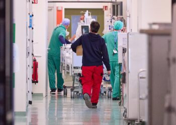 Medizinisches Personal in einem Krankenhaus (Archiv)