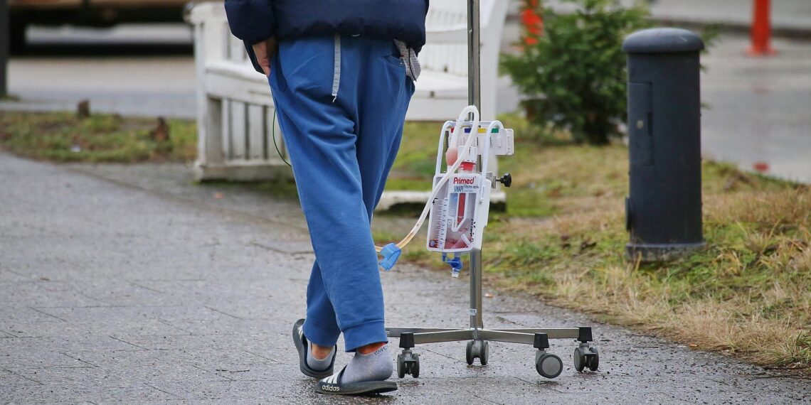 Patient mit Infusionsständer (Archiv)