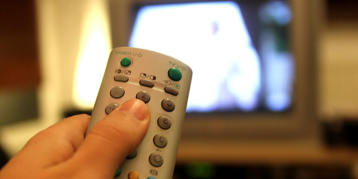 Fernsehzuschauer mit einer Fernbedienung (Archiv)