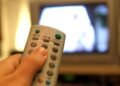 Fernsehzuschauer mit einer Fernbedienung (Archiv)