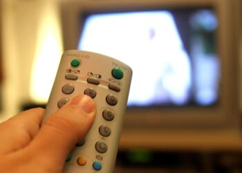Fernsehzuschauer mit einer Fernbedienung (Archiv)
