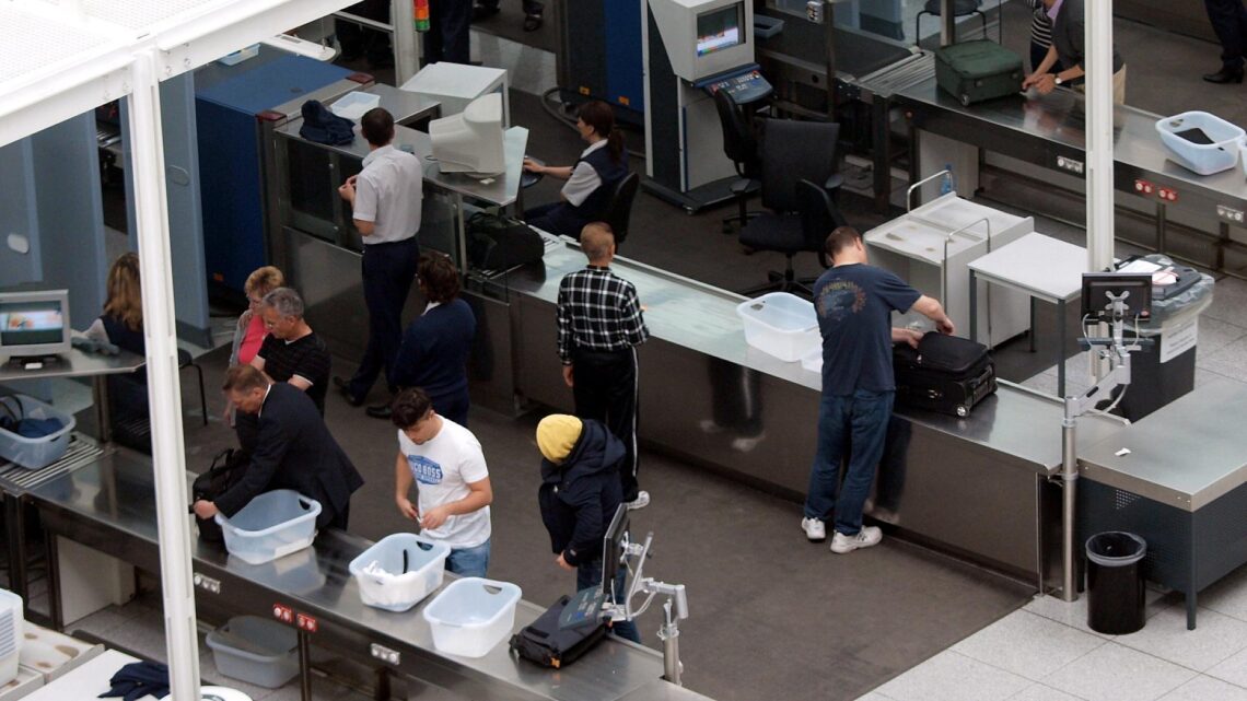 Sicherheitskontrolle am Flughafen