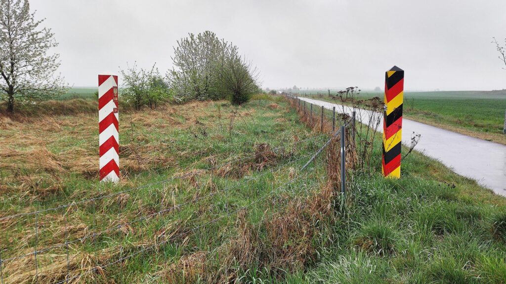 Bisher sechs Klagen gegen Zurückweisungen von Asylbewerbern 5 Grenze zwischen Polen und Deutschland (Archiv)