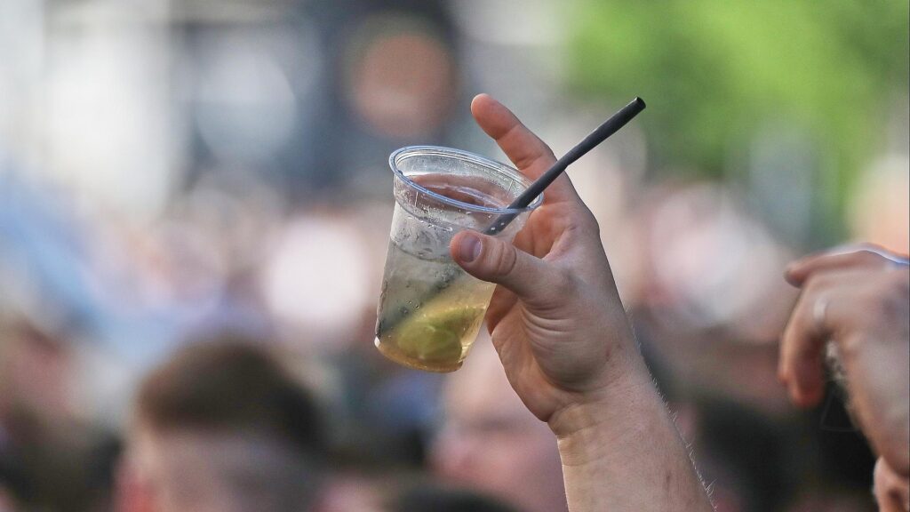 Suchtberatung warnt vor Kollaps des Angebots 2 Ein Mann hält ein alkoholisches Getränk hoch (Archiv)