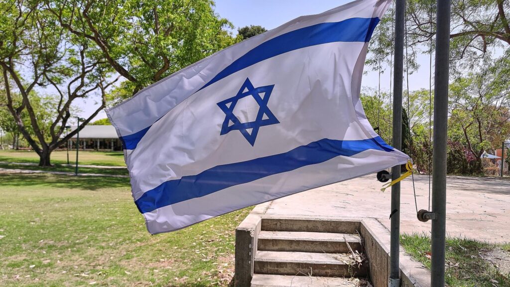 Israelische Fahne in einem Kibbuz (Archiv)