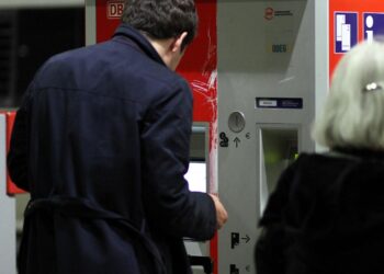 Reisender an einem Fahrkartenautomaten der Bahn (Archiv)