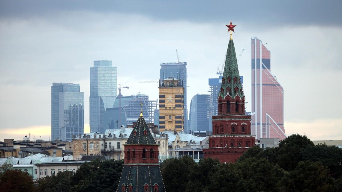 Turm des Kreml in Moskau mit dem Moskauer Bankenviertel im Hintergrund (Archiv)