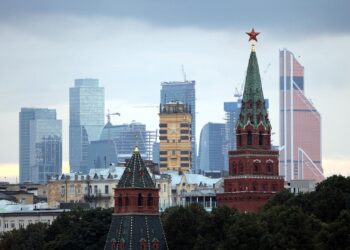 Turm des Kreml in Moskau mit dem Moskauer Bankenviertel im Hintergrund (Archiv)