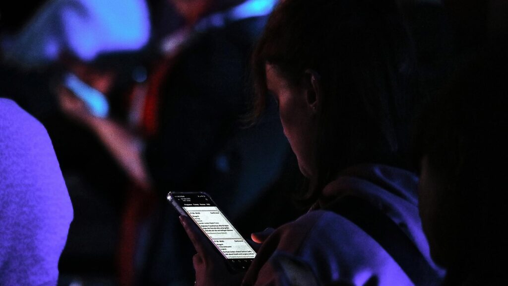 Junge Frau mit Smartphone (Archiv)