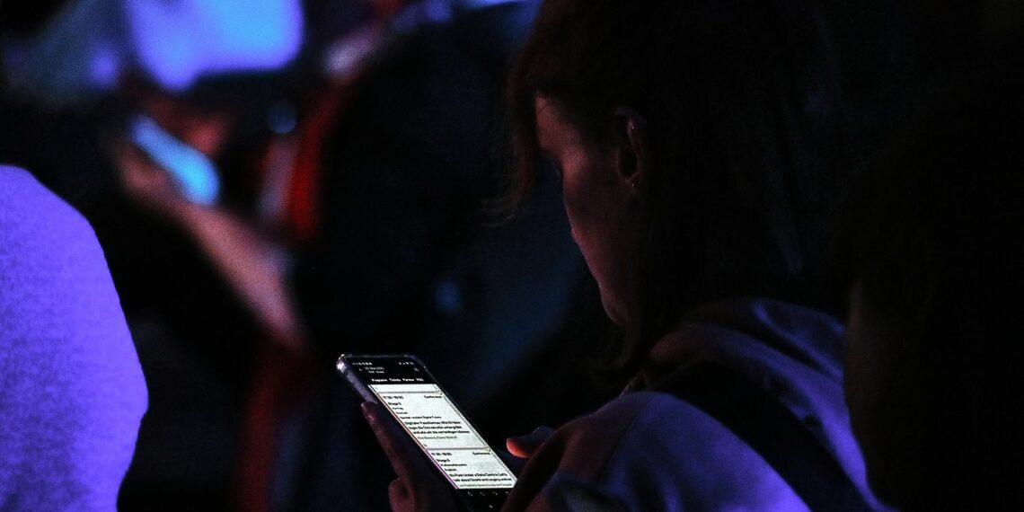 Junge Frau mit Smartphone (Archiv)