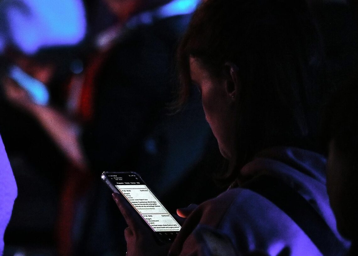 Junge Frau mit Smartphone (Archiv)
