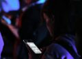 Junge Frau mit Smartphone (Archiv)
