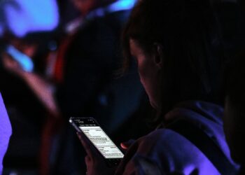 Junge Frau mit Smartphone (Archiv)