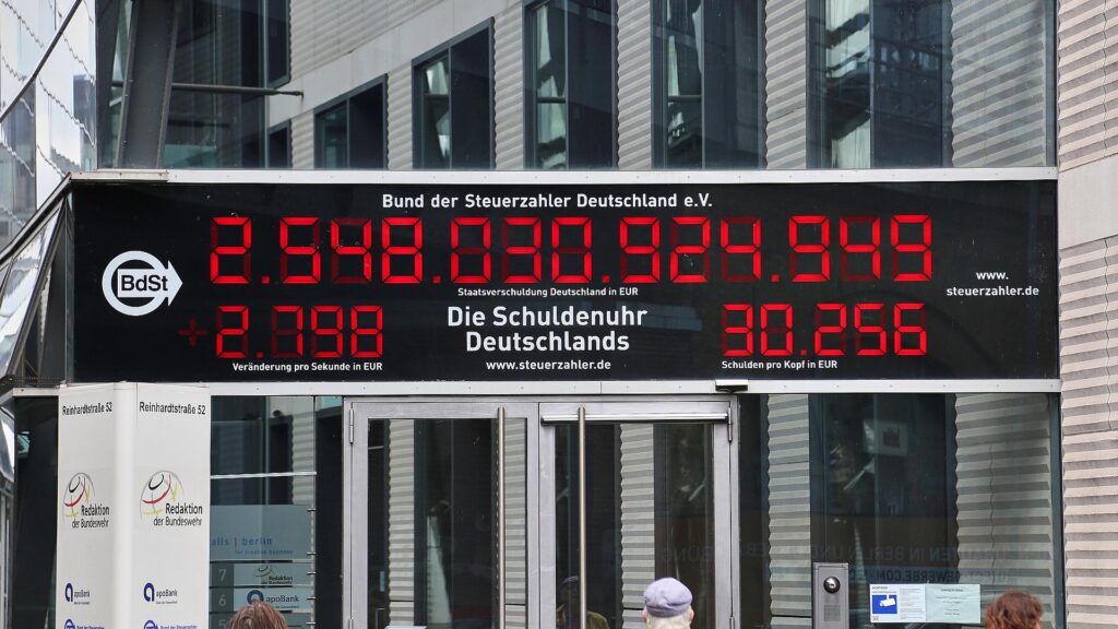 Dobrindt schließt neue Schulden durch Schuldenbremsen-Reform aus 4 Schuldenuhr (Archiv)