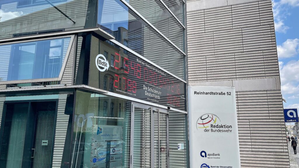 Schuldenuhr am Haus Reinhardtstraße 52