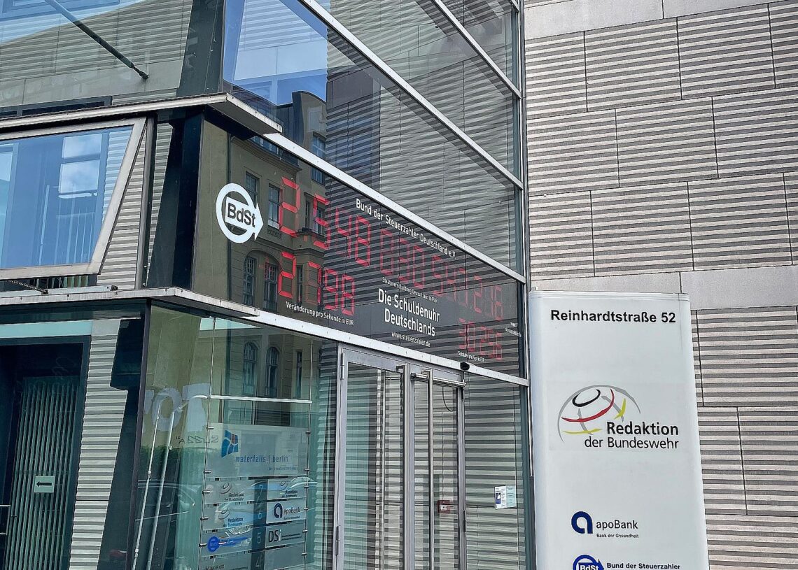 Schuldenuhr am Haus Reinhardtstraße 52