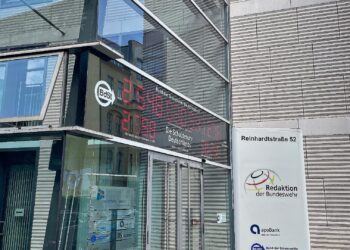 Schuldenuhr am Haus Reinhardtstraße 52