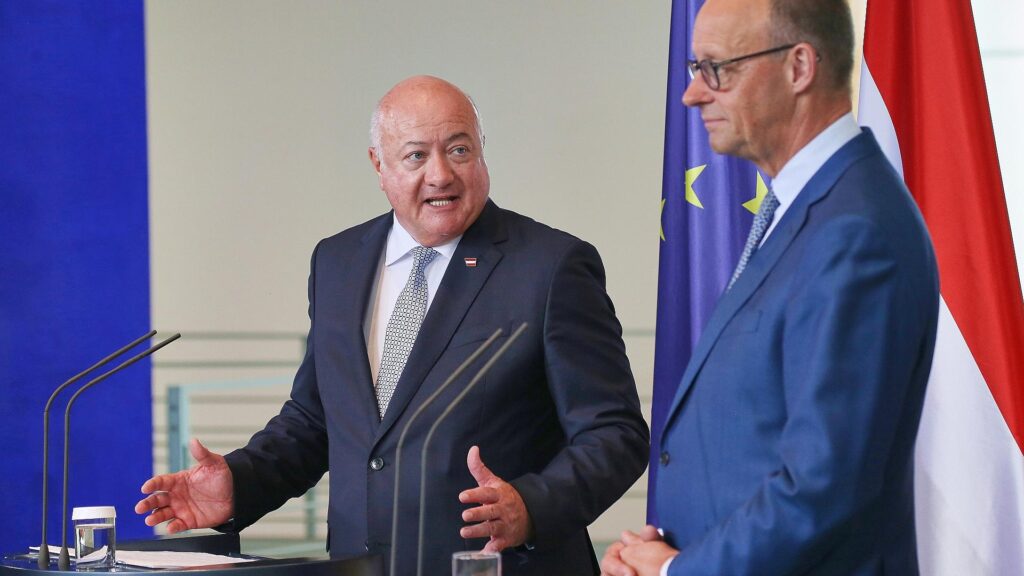 Merz pocht in Salzburg auf stärkere europäische Zusammenarbeit 13 Christian Stocker und Friedrich Merz (Archiv)