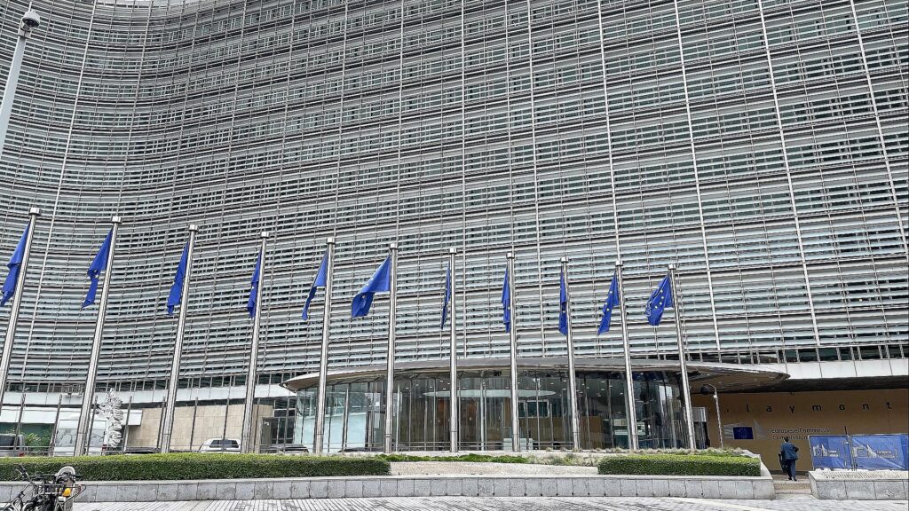 Pläne für EU-Unternehmensabgaben stoßen auf Kritik 12 EU-Fahnen (Archiv)