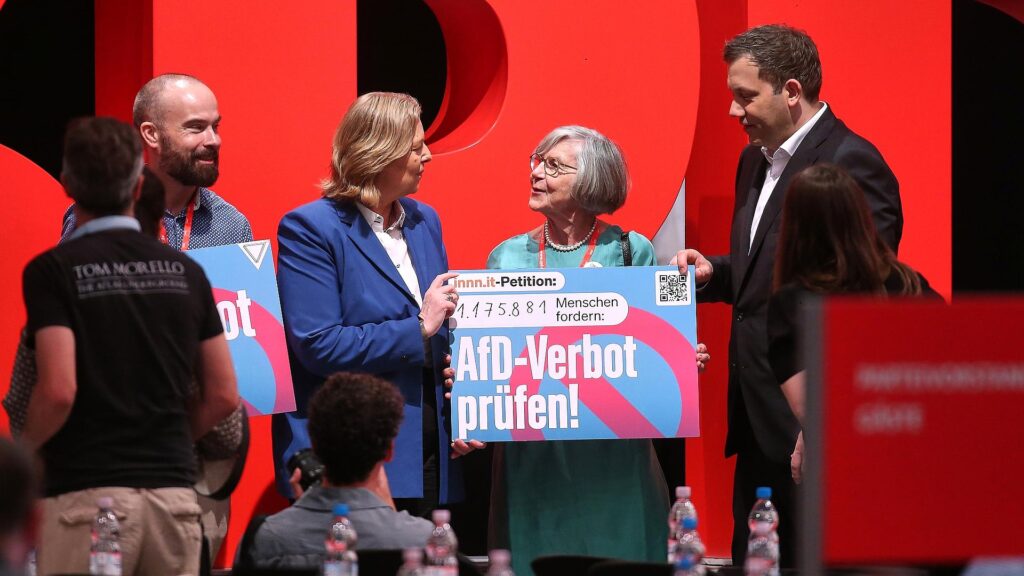 Ex-Verfassungsrichter warnt vor "Pyrrhussieg" bei AfD-Verbot 14 Bärbel Bas und Lars Klingbeil mit Schild zu Petition zu AfD-Verbot (Archiv)