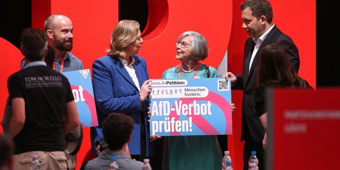 Bärbel Bas und Lars Klingbeil mit Schild zu Petition zu AfD-Verbot (Archiv)
