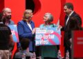 Bärbel Bas und Lars Klingbeil mit Schild zu Petition zu AfD-Verbot (Archiv)
