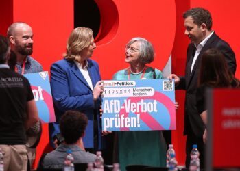 Bärbel Bas und Lars Klingbeil mit Schild zu Petition zu AfD-Verbot (Archiv)