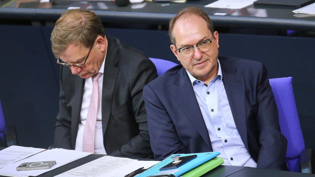 Linke kritisiert Kontakte der Bundesregierung zu Afghanistan 1 Johann Wadephul und Alexander Dobrindt (Archiv)