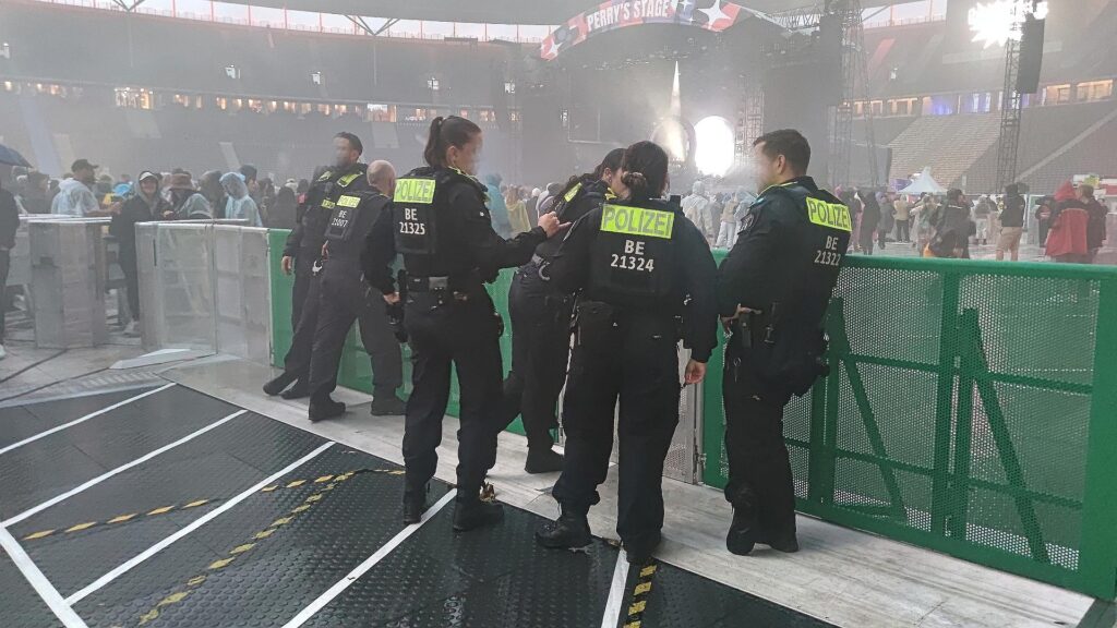 Polizisten bei Lollapalooza-Festival im Olympiastadion am 12.07.2025