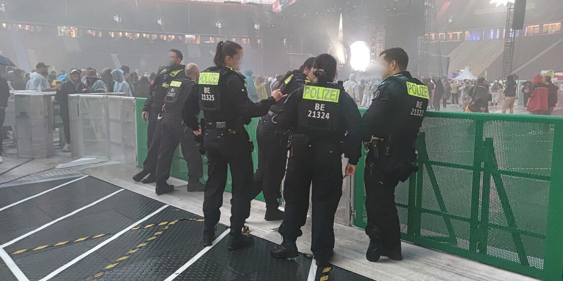 Polizisten bei Lollapalooza-Festival im Olympiastadion am 12.07.2025