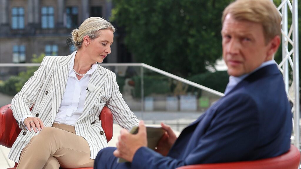 ARD-"Sommerinterview" mit Weidel von lauten Protesten gestört 9 Alice Weidel und Markus Preiß