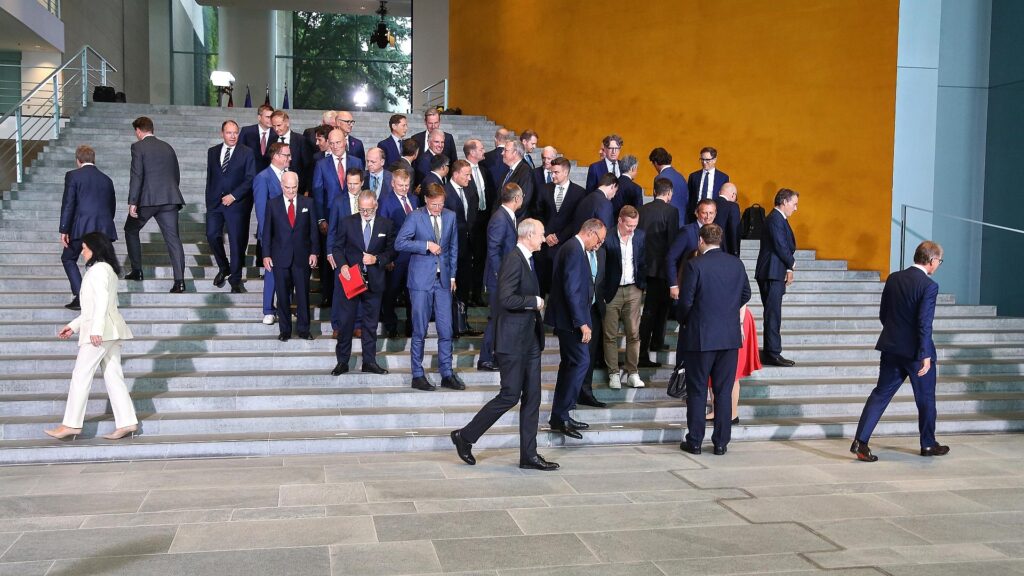 Geringe Frauenbeteiligung bei Investitionsgipfel stößt auf Kritik 11 Gruppenfoto zum `Investitionsgipfel` am 21.07.2025