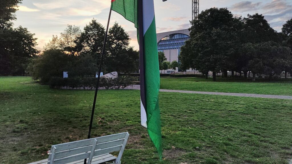 Palästinenser-Fahne vor dem Bundeskanzleramt am 24.07.2025