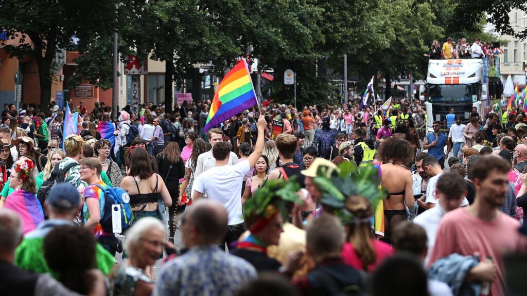 64 Festnahmen im Umfeld des CSD in Berlin - 3 Polizisten verletzt 15 Parade zum Christopher-Street-Day in Berlin am 26.07.2025