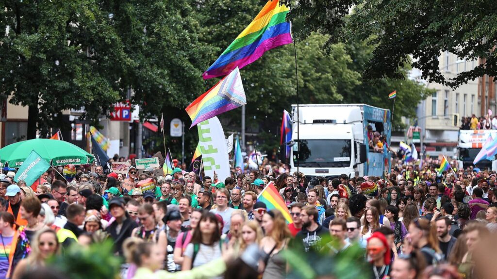 Hunderttausende bei Berliner CSD - Festnahmen bei Gegendemo 8 Parade zum Christopher-Street-Day am 26.07.2025