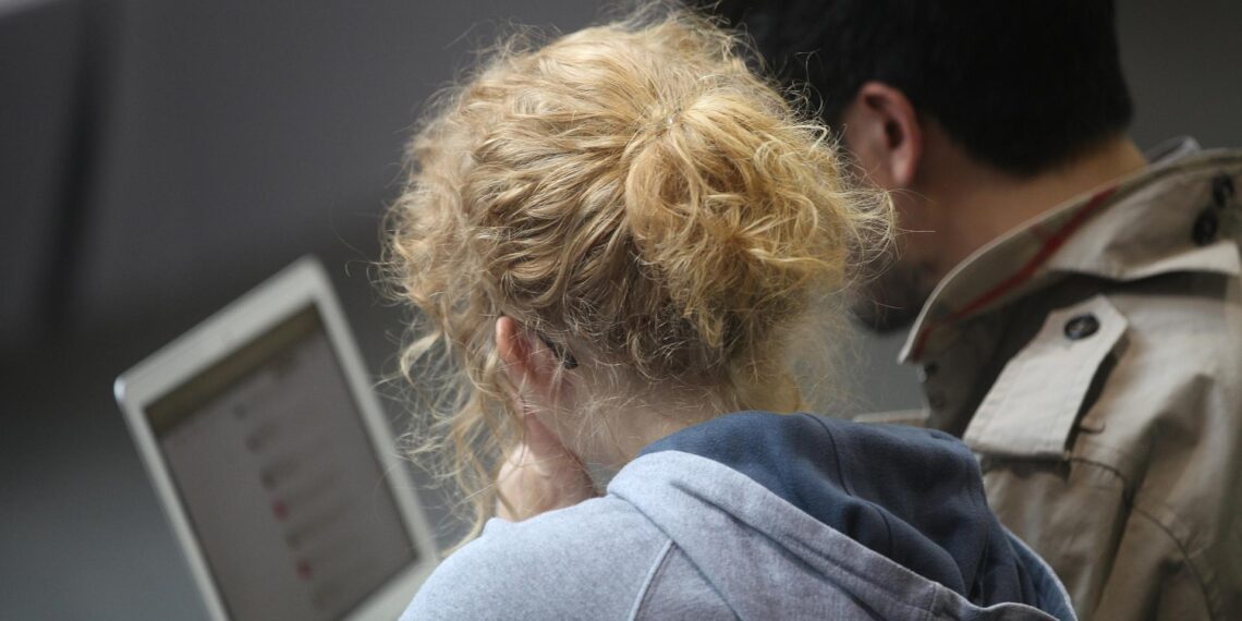Frau und Mann am Computer