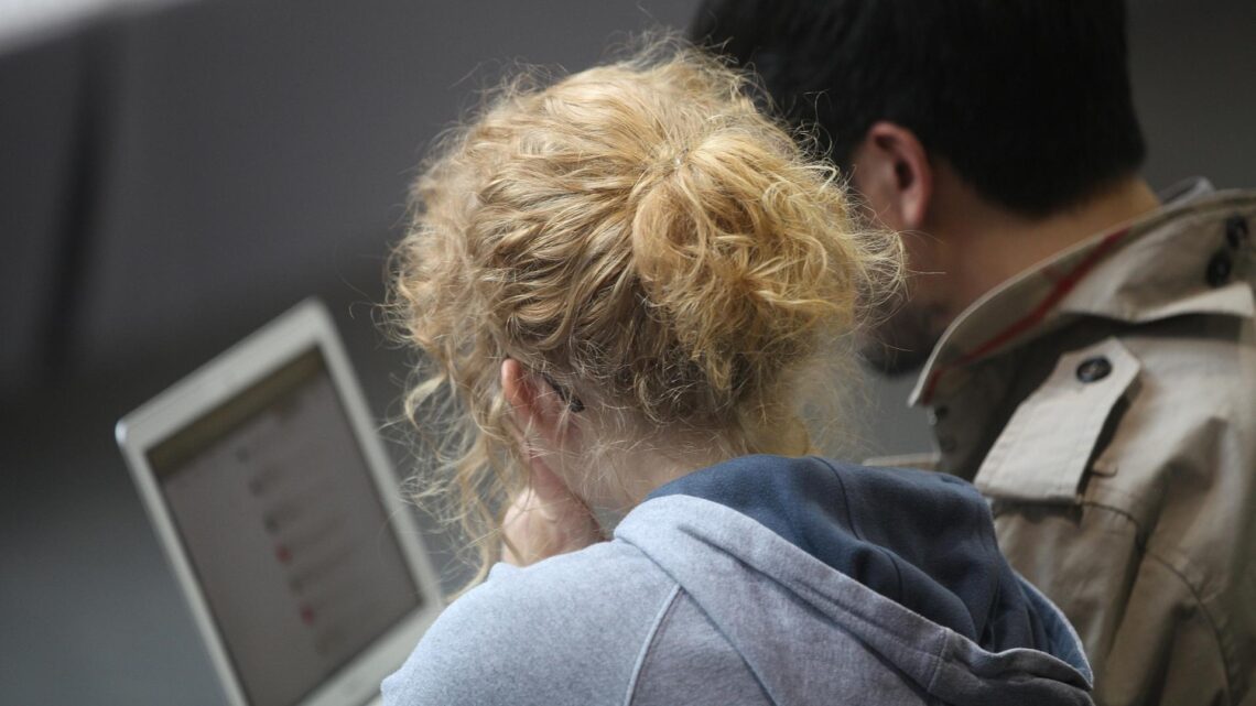 Frau und Mann am Computer