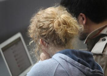 Frau und Mann am Computer