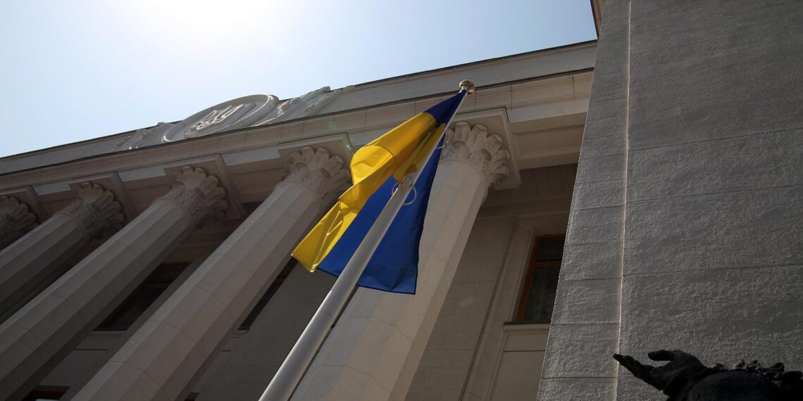 Ukrainische Flagge vor dem Parlament in Kiew (Archiv)