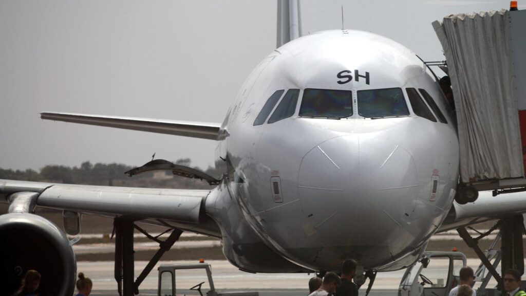 Flugzeug mit Passagieren auf dem Rollfeld (Archiv)