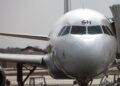 Flugzeug mit Passagieren auf dem Rollfeld (Archiv)