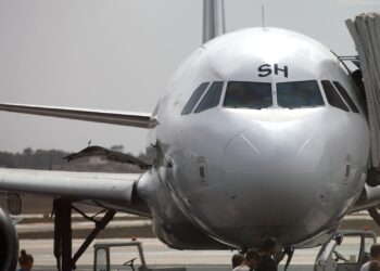 Flugzeug mit Passagieren auf dem Rollfeld (Archiv)