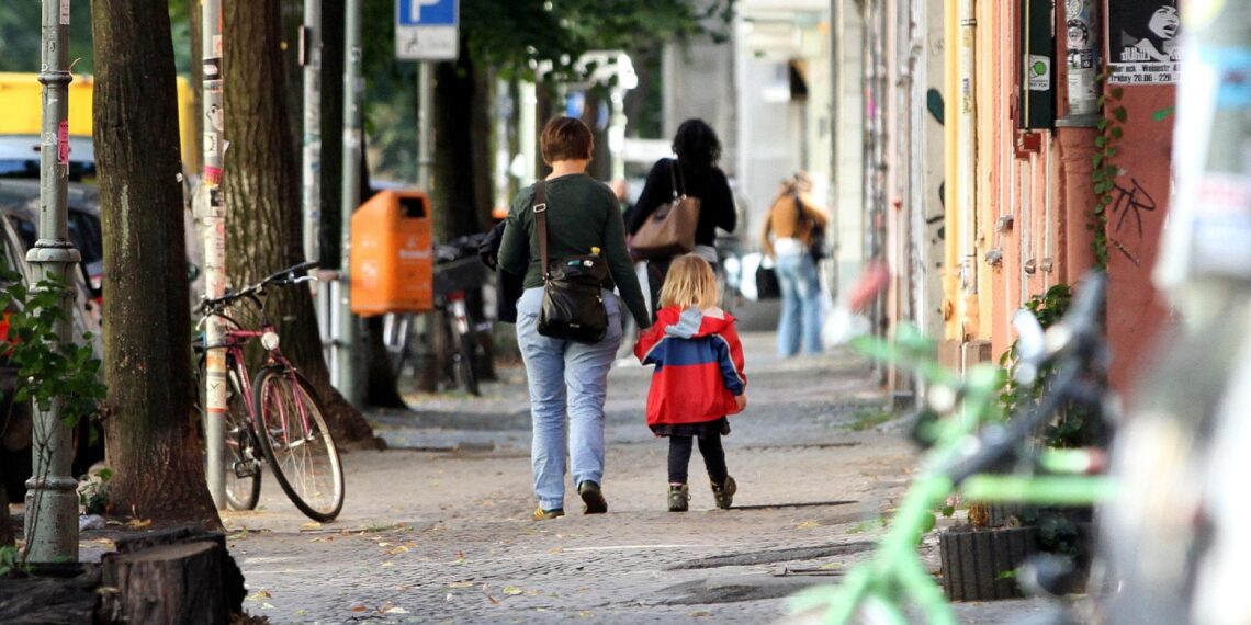 Mutter und Kind (Archiv)